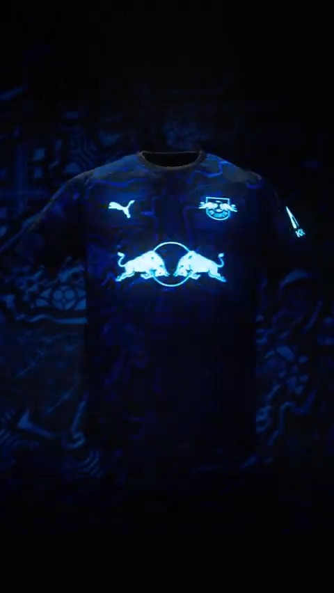 ๐ฉ๐ช๐ ๐๐
๐
๐๐๐๐๐ | RB Leipzig have released a special jersey which glows in the dark. ๐โจ๐ก