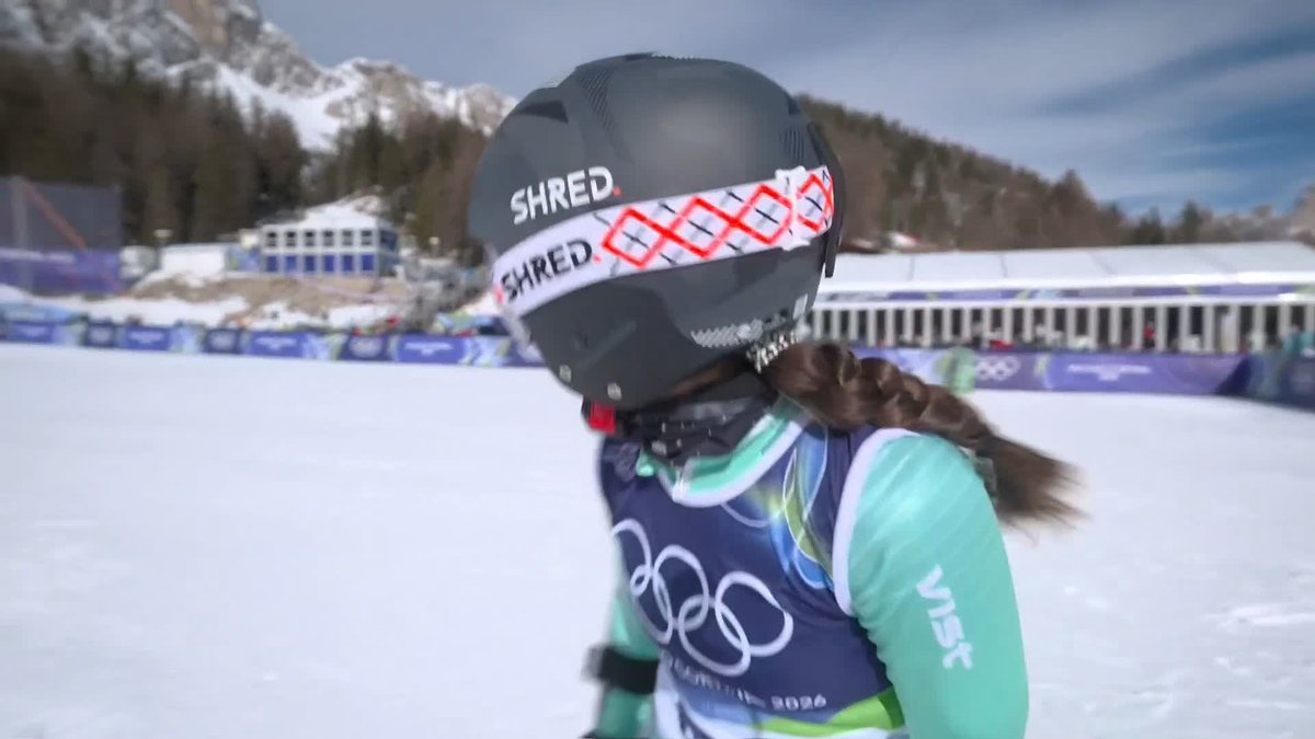 With her relatives proudly watching on in Moate, Co Westmeath, 17-year-old Anabelle Zurbay safely negotiates her first run in the Women's Giant Slalom 🇮🇪 ⛷️ #RTEsport #MilanoCortina2026