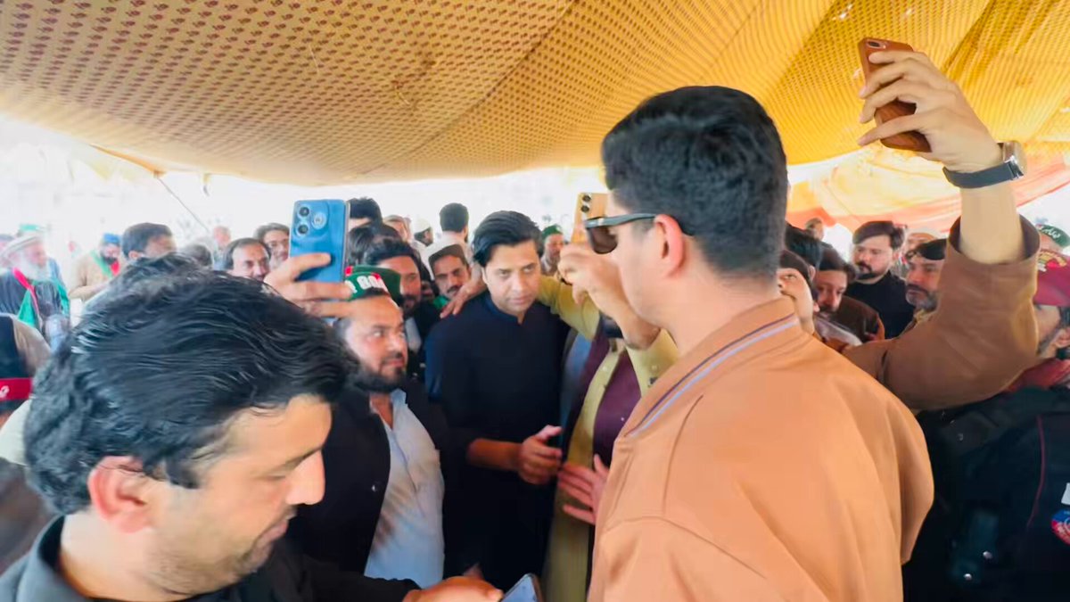 صوابی دھرنے کے مقام پر پارٹی ورکرز کے درمیان