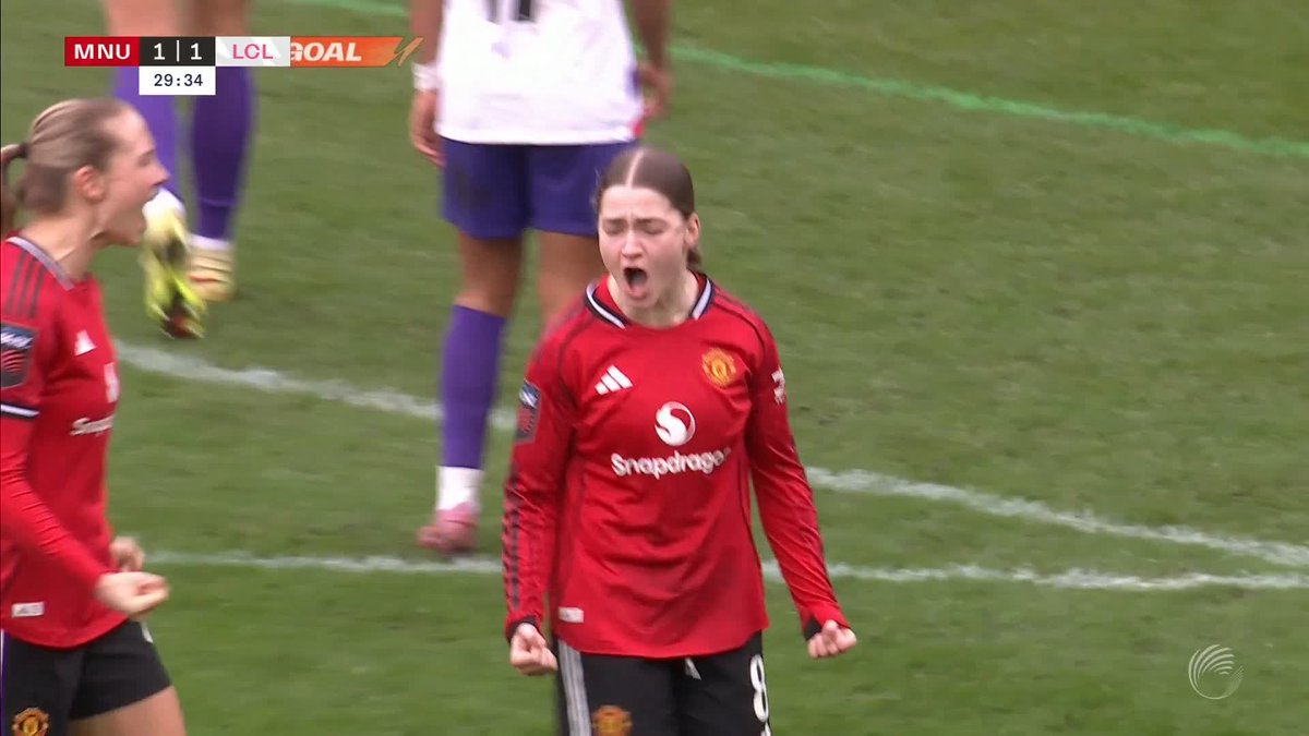 WHAT A STRIKE from Jess Park, who levels the playing field to 1-1 for Manchester United 🔥