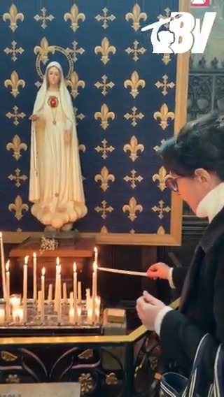 « Notre Sainte Mère, recevez votre enfant Quentin, sauvagement assassiné. » Des fidèles brûlent des cierges pour Quentin devant la statue de Marie à l’église Saint-Georges de Lyon.