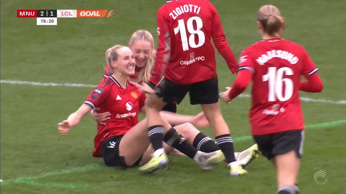Millie Turner's header puts Manchester United 2-1 up at home 💪