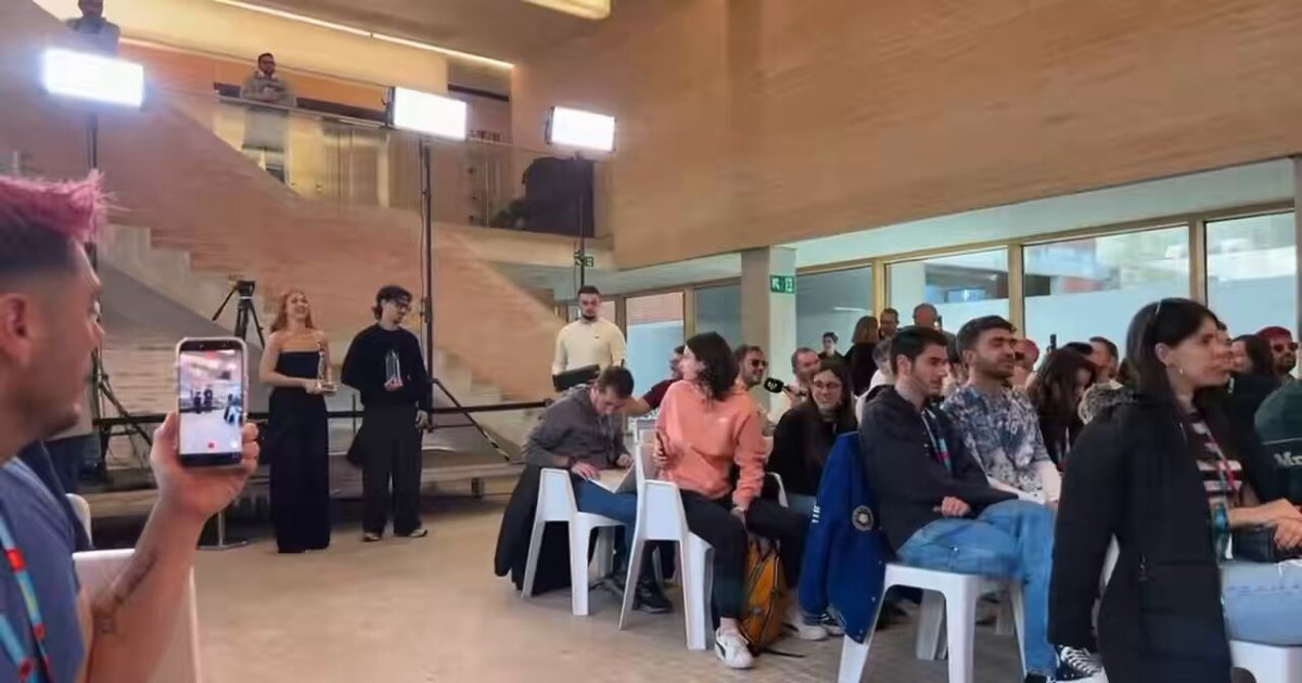 El CHOU huye de mí, pero yo voy mucho más rápido. Gracias por estar en directo SIEMPRE Almudena M. Lizana Héctor Alabadí 🤣