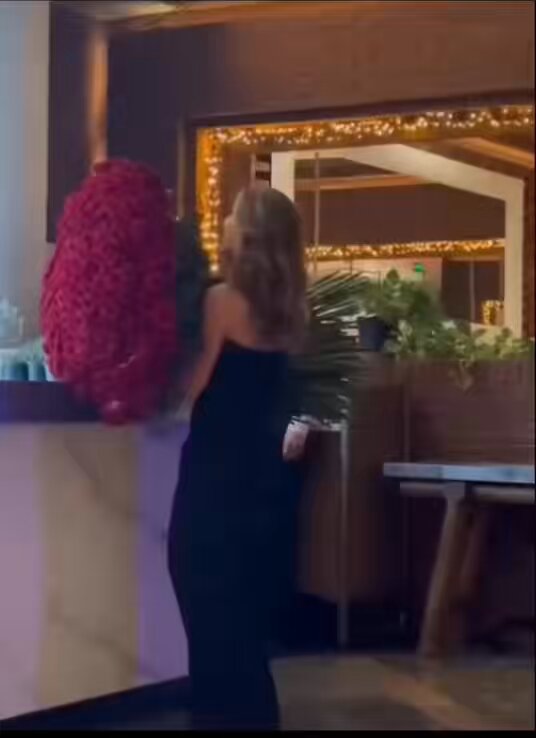 Taşıdığı tek yükün kucak dolusu çiçekler olması gerektiğini anlayınca kızlar