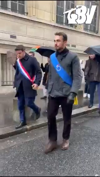 Le député européen RN – et président du RNJ – Pierre-Romain Thionnet, accompagné de militants du RNJ 🇫🇷, arrive à l’hommage pour Quentin à Paris.
