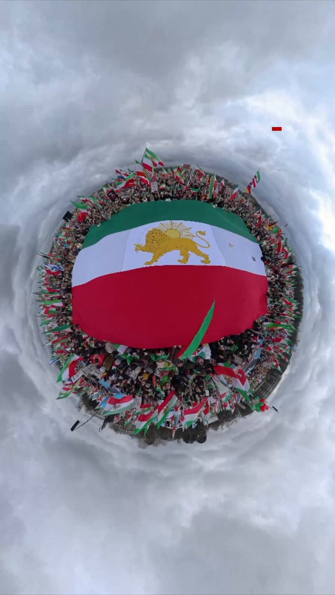 این تصاویر ۳۶۰ درجه از تجمع «روز جهانی اقدام» در مونیخ را گروه هنرمندان مستقل ایرانی در اختیار بی‌بی‌سی فارسی قرار داده است. تصویربردار آن پونه عطاری‌نژاد است. پلیس مونیخ اعلام کرد در این گردهمایی حدود ۲۵۰ هزار نفر شرکت کردند که در چند سال اخیر در این شهر بی‌سابقه بوده است.