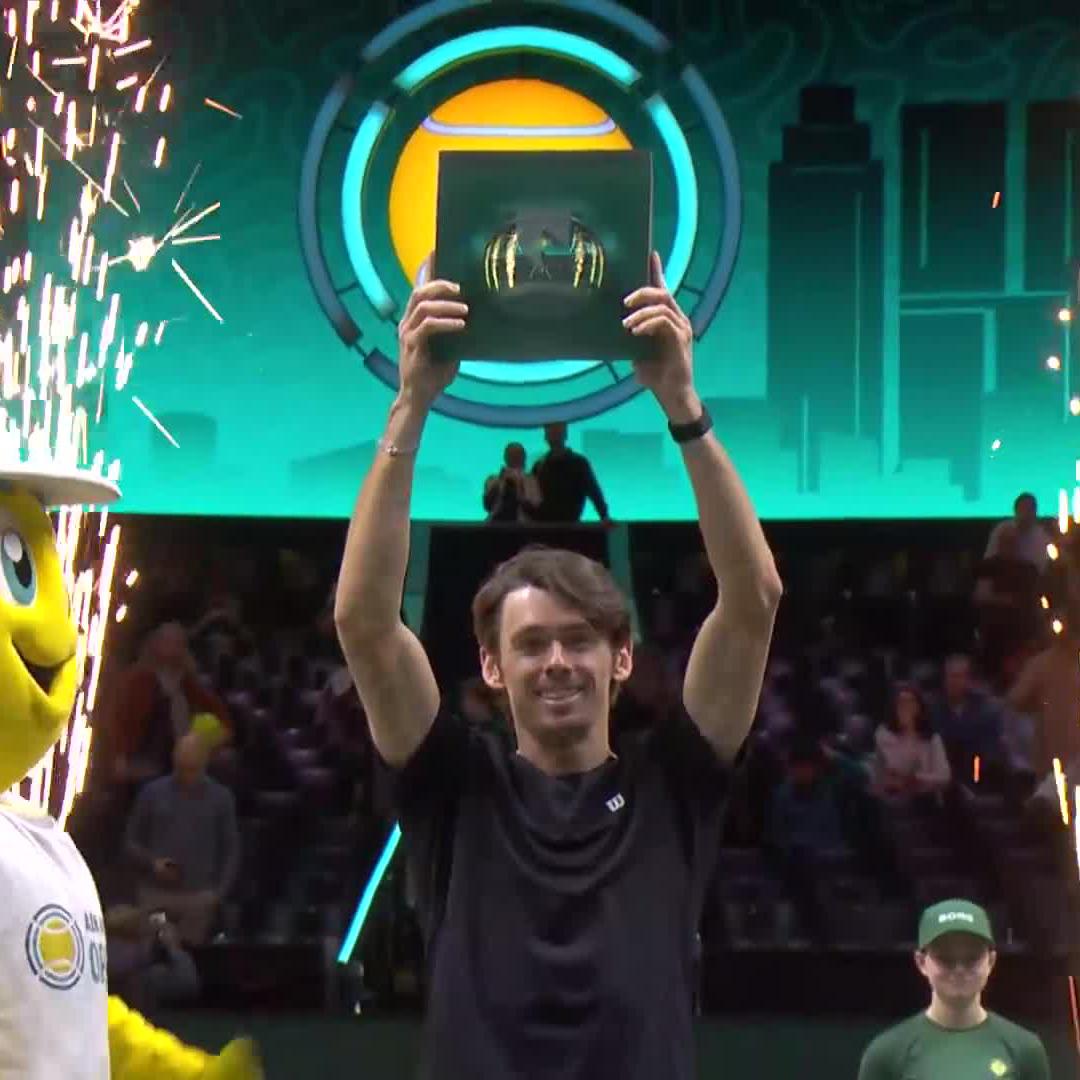 A well-deserved first indoor title for De Minaur ✨ #ABNAmroOpen