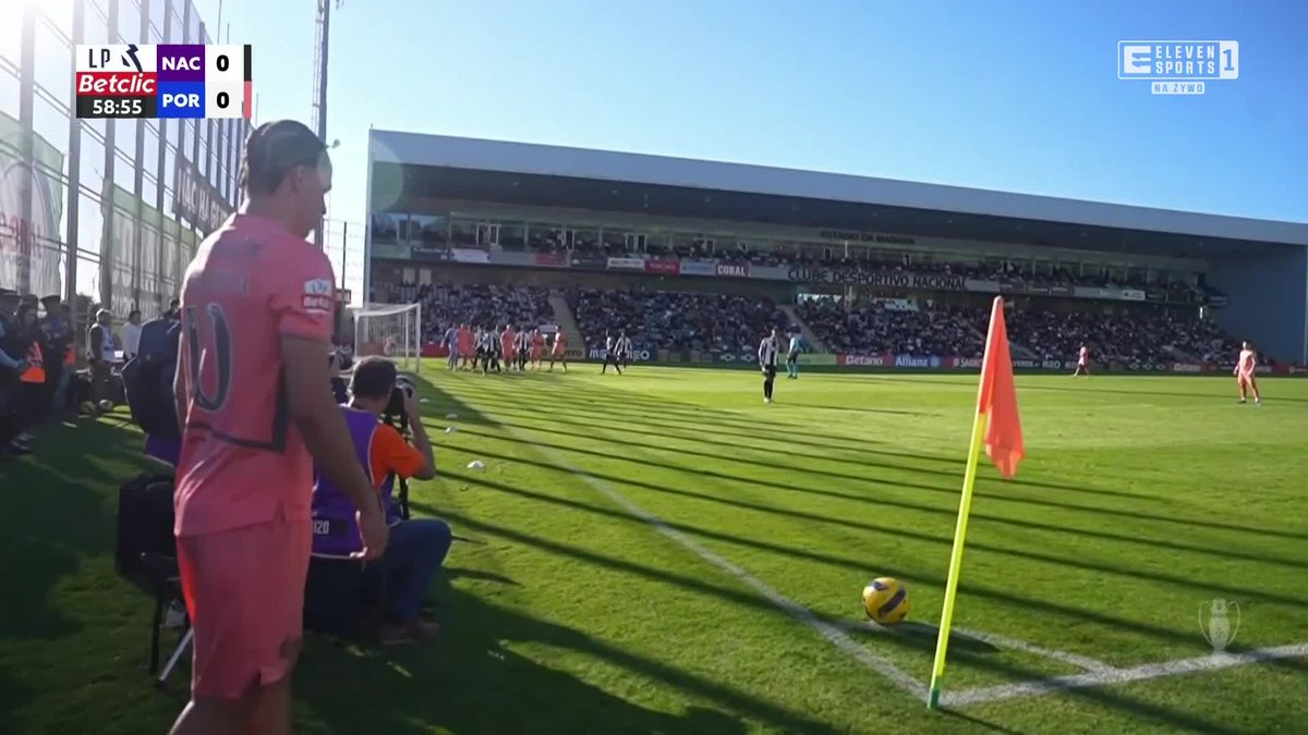 💥⚽ 𝐁𝐄𝐃𝐍𝐀𝐑𝐄𝐊 𝐙 𝐆𝐎𝐋𝐄𝐌 𝐃𝐋𝐀 𝐅𝐂 𝐏𝐎𝐑𝐓𝐎! ⚽💥 TAAAK! 🥰 WRESZCIE! 🔥 Pierwsza polska bramka w Liga Portugal od maja 2010 roku! 🤯 Kapitalna główka! 🎯 #PortuGOL 🇵🇹