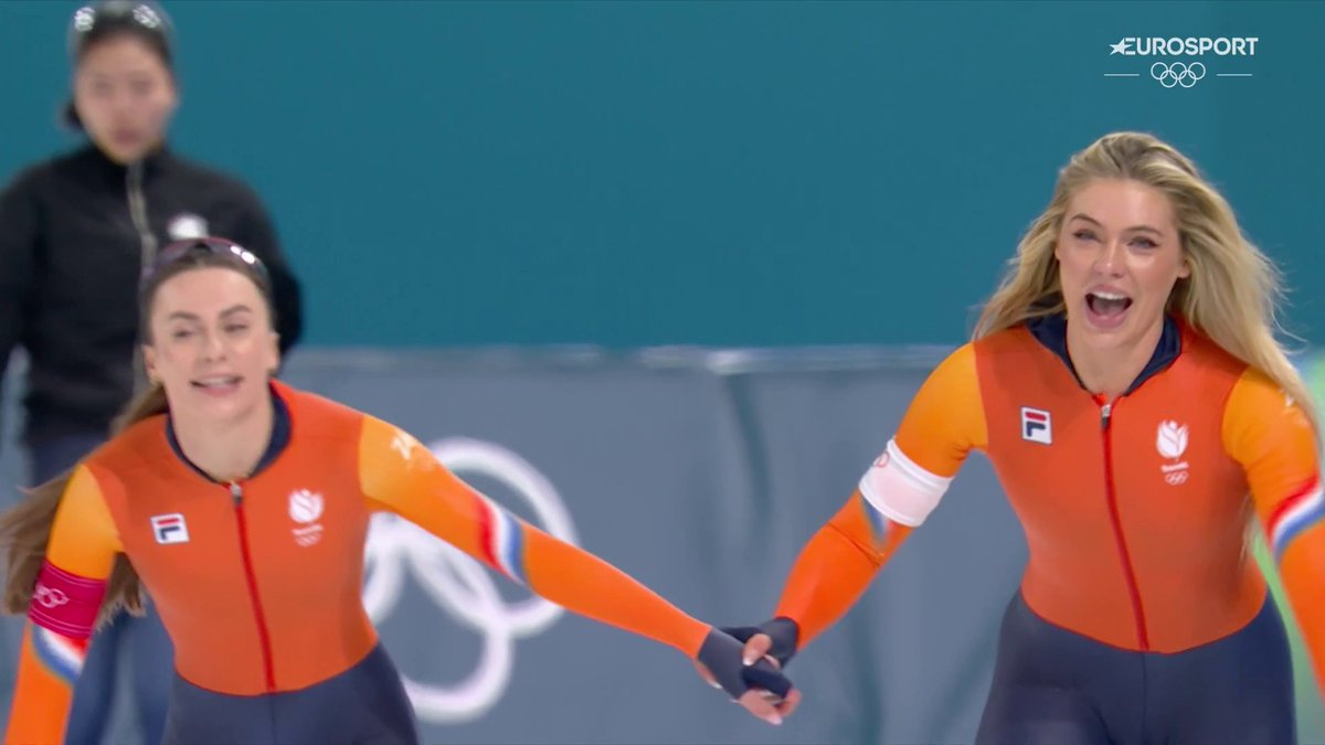 🔥🇮🇹 | De twee koninginnen van het Nederlandse schaatsen vieren hun medailles hand in hand. Wat een prachtig beeld! 🥇🥈🇳🇱 #MilanoCortina2026 Winterspelen 👀 HBO Max