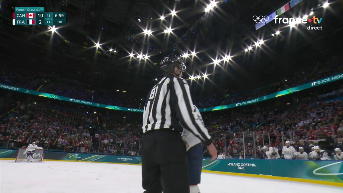 ❄️ #MilanoCortina2026 | ÉNORME BAGARRE 🤯💥🤯 Les arbitres sont obligés d'intervenir pour séparer le Français Pierre Crinon et le Canadien Wilson. Les deux hommes sont expulsés du match ! 📺 Suivez le hockey en direct :