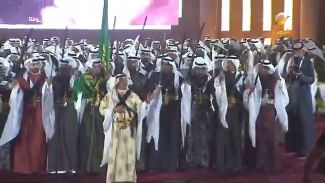 العرضة السعودية أمام قصر الحكم بالسيوف 🔥🇸🇦 عليك يا سلمان بن عبدالعزيز السلام.. أبـو فهد مقدم هل العوجا وزيزومها .. وتعيش يا محمـد وشعبٍ بايعك ما يضام.. كم روس قوم من فعولك ضاعت علومـها.. #يوم_التأسيس| #يوم_بدينا_1727| #العز_فينا_ومنّا
