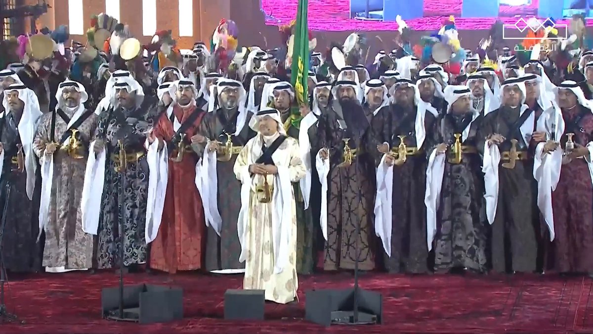 الفنان محمد عبده يشارك في العرضة السعودية بكلمات للعقيد الشاعر مشعل بن محماس الحارثي #يوم_بدينا_1727 #العز_فينا_ومنّا
