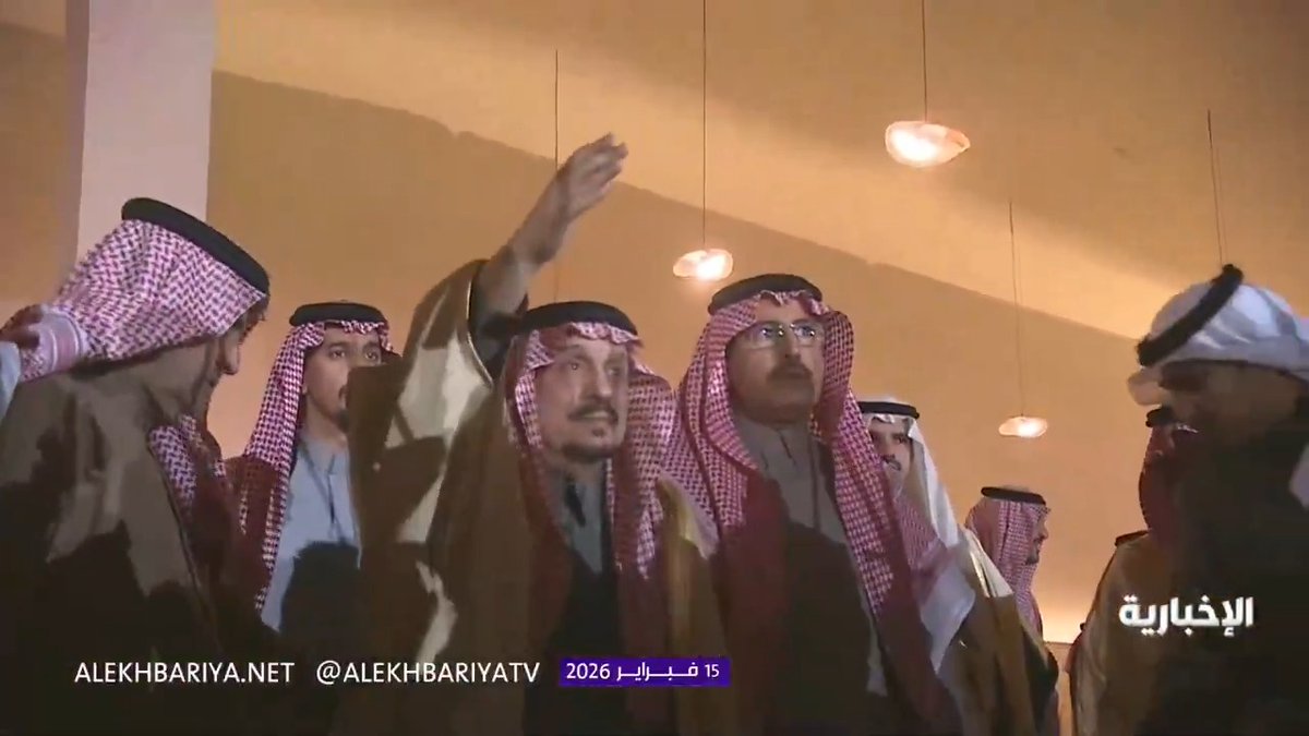أمير الرياض يتفاعل مع العرضة السعودية بقصر الحكم، احتفاءً بيوم التأسيس. -