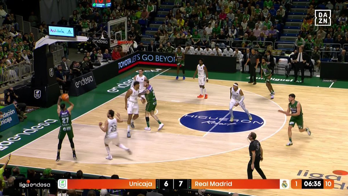 LO DE UNICAJA DESDE EL TRIPLE ES UNA ABSOLUTA LOCURA 🐐 11 triples en una primera parte ante el Real Madrid que es para ponerla en las escuelas 💥 #LigaEndesaxDAZN 🏀