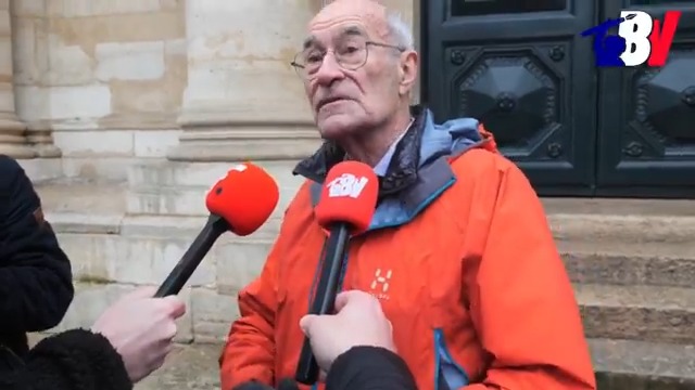 « La gauche est prête à tout pour empêcher l’arrivée au pouvoir de gens qui pourraient changer les choses » analyse Jean-Yves Le Gallou au rassemblement pour Quentin. « Ce qui enrage l’extrême gauche, c’est de voir des jeunes militer à droite. »