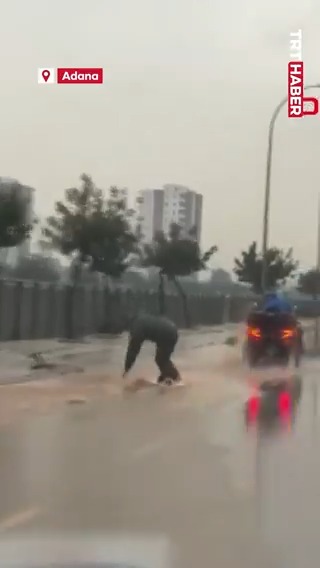 Adana'da bir vatandaş, göle dönen caddede sörf yaptı.