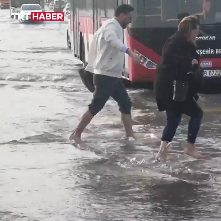 İzmir'de fırtına nedeniyle deniz taştı. Sahildeki iş yerlerini su bastı, yollar göle döndü.
