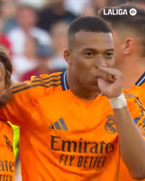 Just imagined Kylian doing this when he announces his first baby