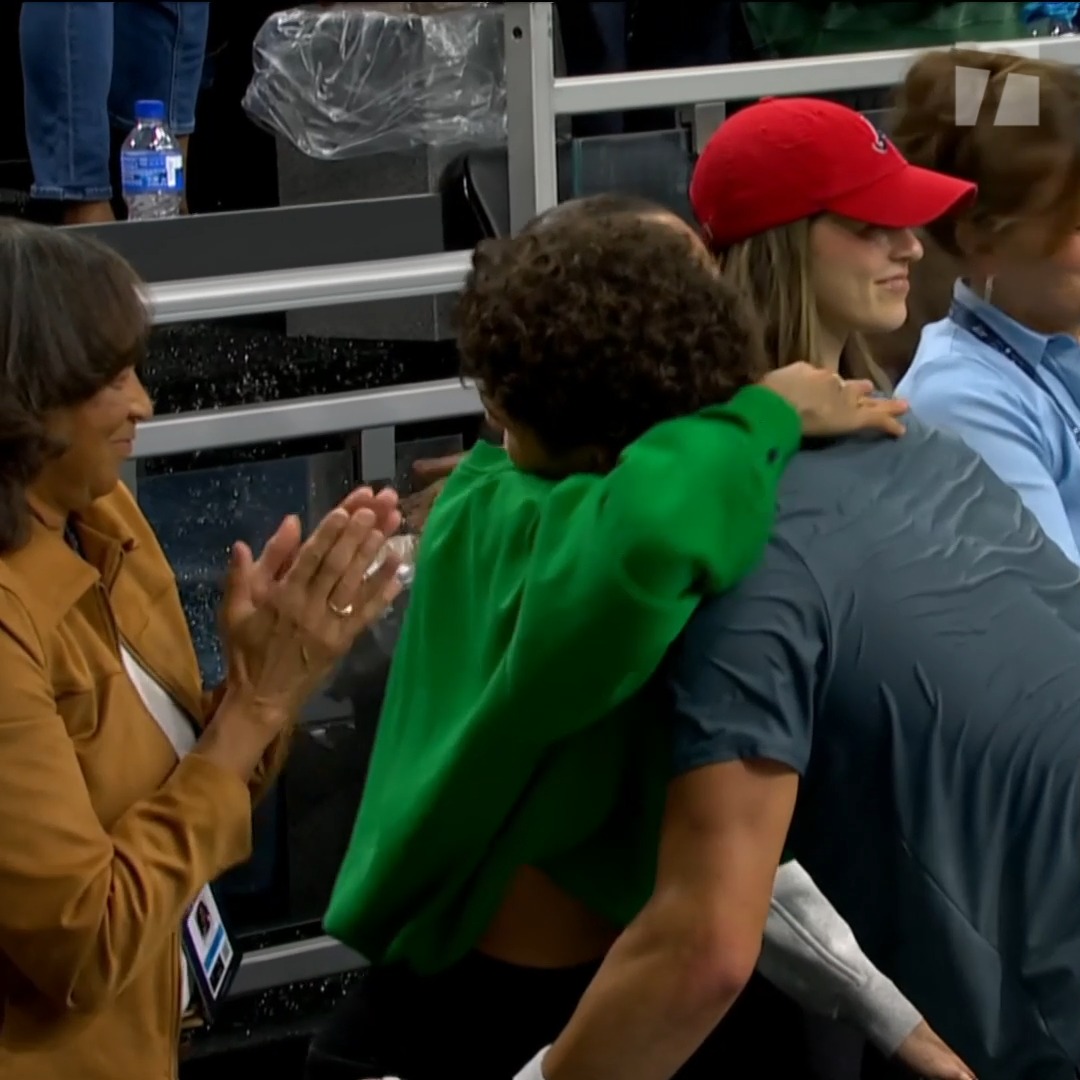 Ben Shelton celebrates with his team after winning title in Dallas 🤗 Trinity's reaction to the sweat 🤣👇