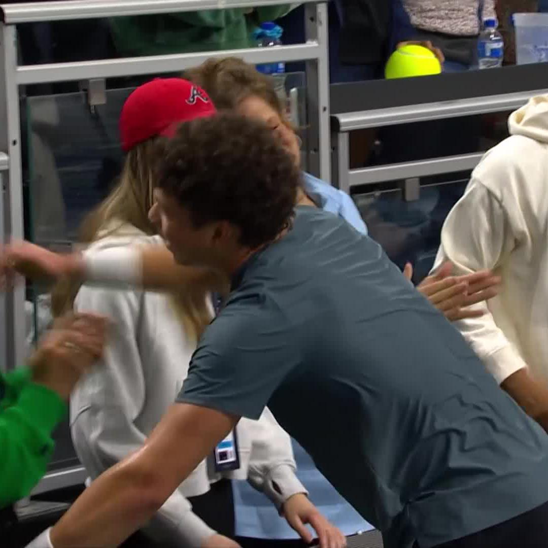 Ben Shelton hugs and kisses Trinity Rodman after winning the title in Dallas. Trinity: “EWWWW!” Ben: “I’ll bring you towels” 😭😭😭😭
