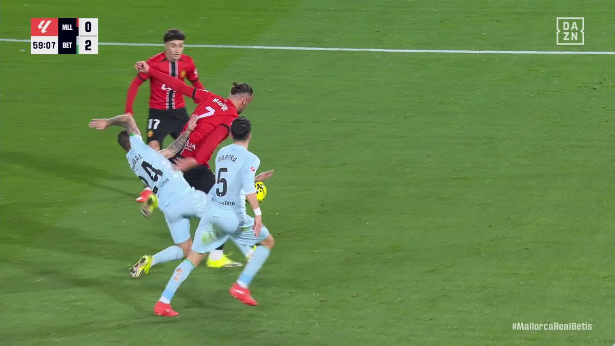 El Mallorca pidió penalti en esta acción de Ruibal con Muriqi 👀 El árbitro señaló falta del delantero y le sacó la amarilla 🟨 #LALIGAenDAZN ⚽️