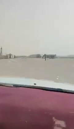 هل تعلم بان هذة الشاحنات تحمل نفط من حضرموت الى مناطق سيطرة الحوثي على مدار الساعة بعد دخول القوات الجنوبية توقفت فغضب الحوثي مما استدعى تدخل الطيران السعودي ، بعد استهداف الجنوبيين عادت النفط لمجارية وعاد شريان الحوثي بغطاء جوي سعودي هم ياخذون تهديد الحوثيين على محمل الجد