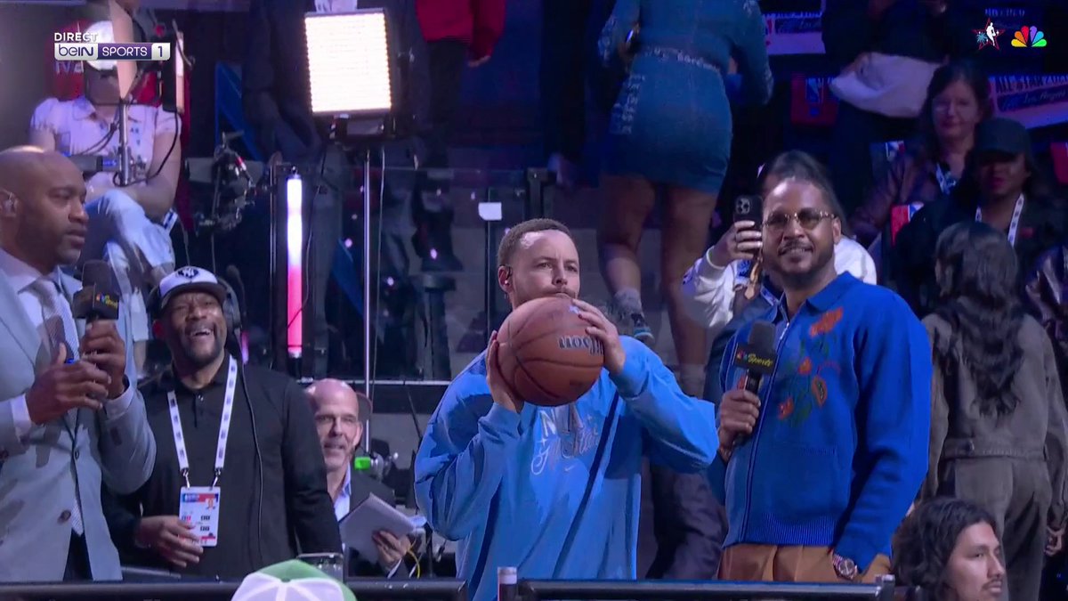 🏀 #NBA 🥵 Un panier des tribunes pour Curry, la routine !
