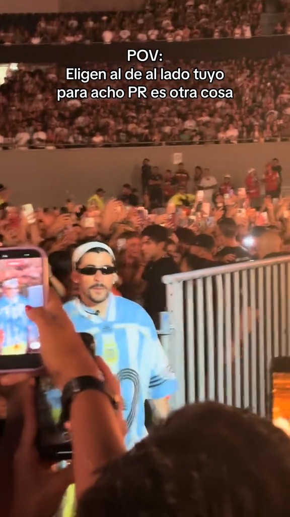 ¡CON LA 19 DEL GOAT! 😍 🇦🇷 Bad Bunny vivió un tremendo clima en cancha de River y vistió la número 19 de un tal LEO MESSI 🔝 🎥 @/mik_lara
