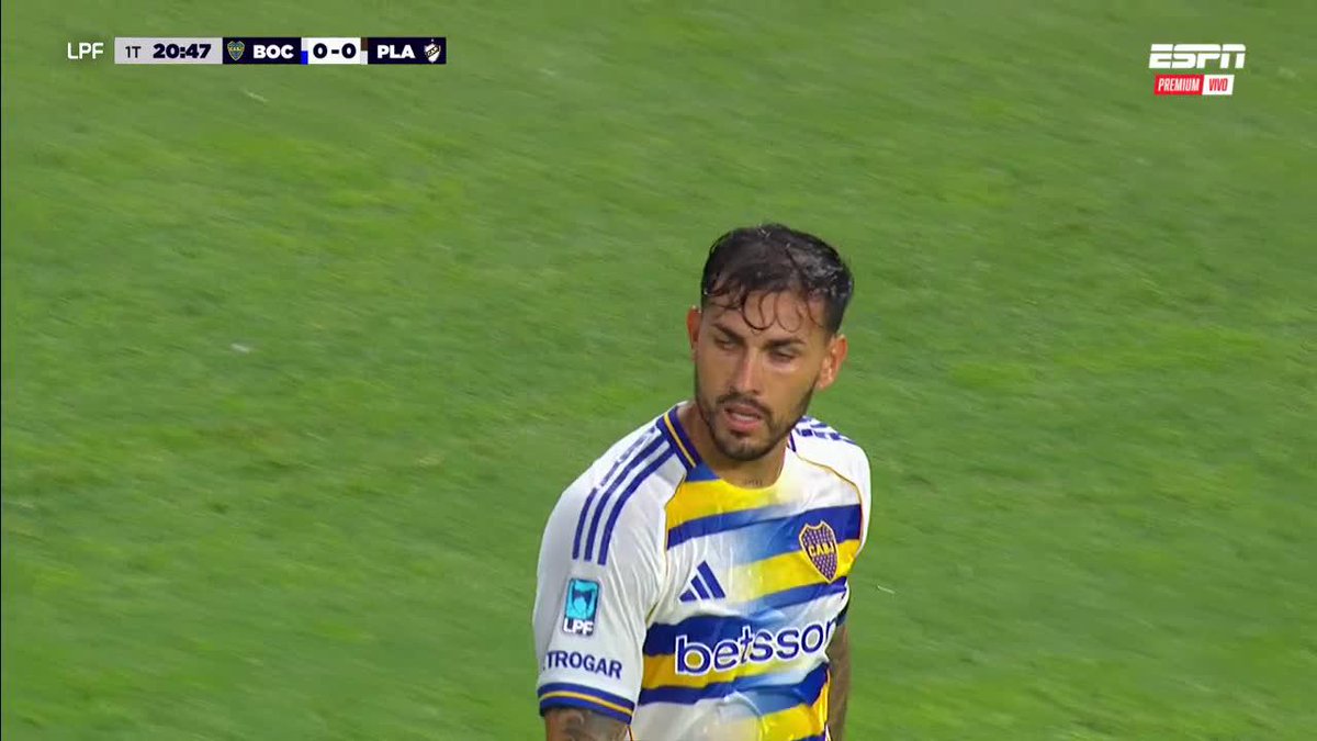 😠Leandro #Paredes muy enojado. Cometió foul y luego tiró la pelota contra los carteles.