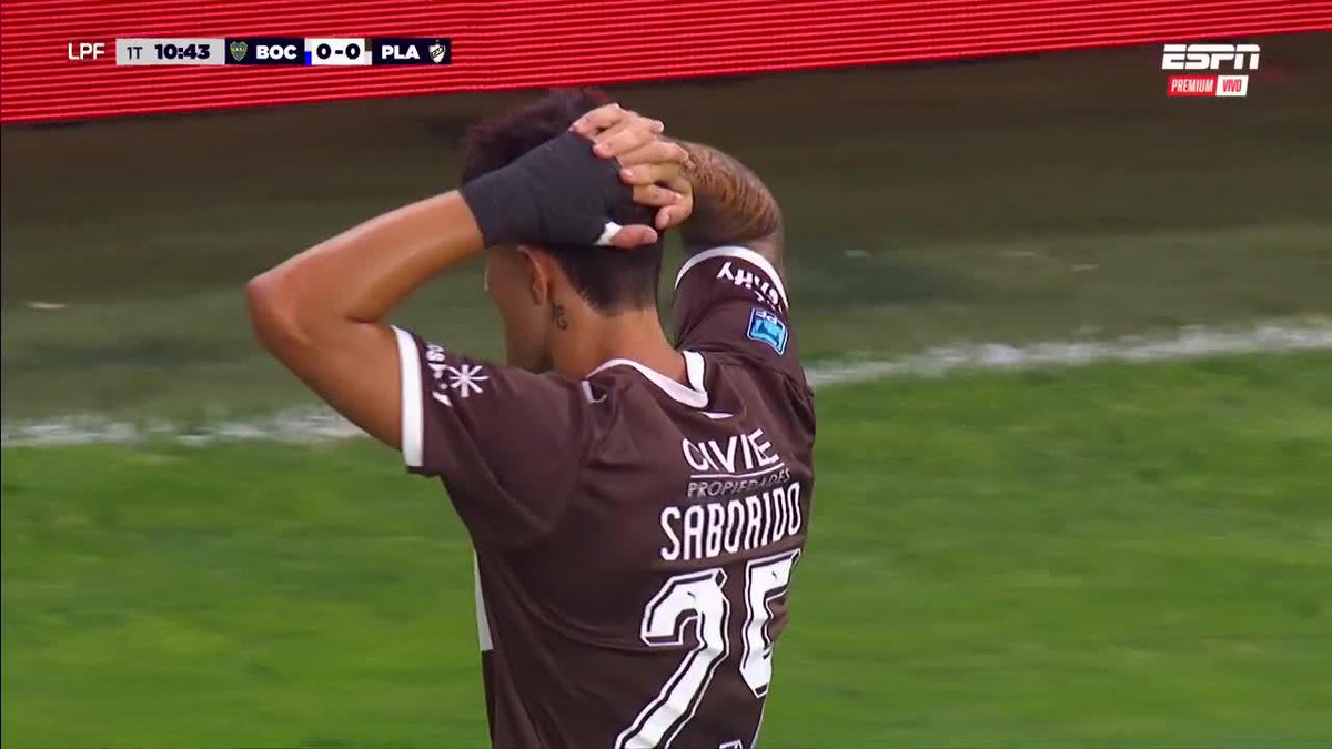 Juan Saborido la tomó en el área, sacó el zurdazo y, tras un desvío, tuvo el primero de Platense, pero EL PALO SALVÓ A BOCA.‼️