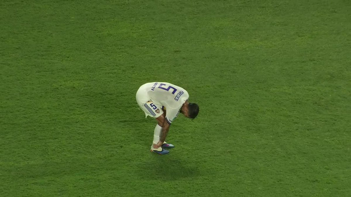 ⚠️Molestias físicas para #Paredes en el 1T. Atención con el físico del capitán de #Boca... Se toma el tobillo derecho y se pone de cuclillas el 5 xeneize.