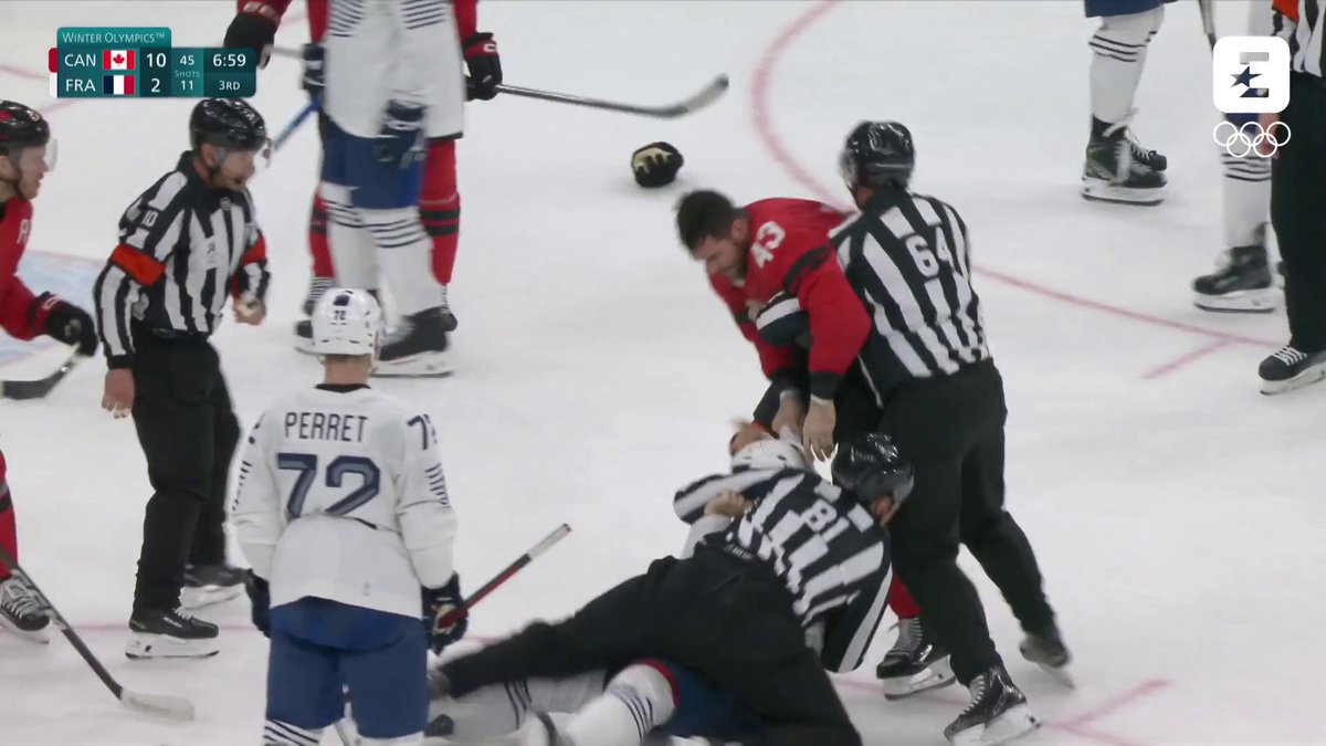 VOLANO PUGNI IN CANADA-FRANCIA Rissa tra il canadese Tom Wilson e il francese Pierre Crinon: entrambi puniti con una penalitร di gioco per cattiva condotta