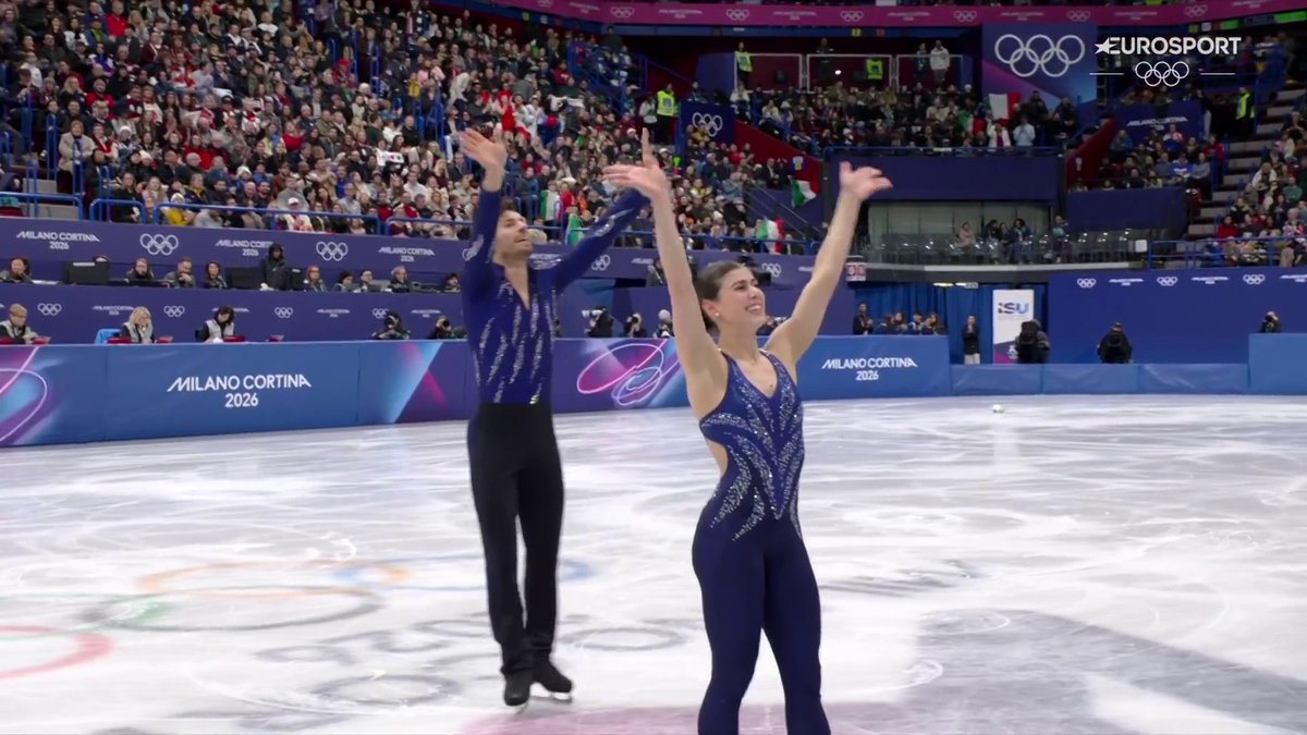 BUONISSIMA ESIBIZIONE DI GHILARDI E AMBROSINI Gli Azzurri si esaltano sulle note di 'Nel blu dipinto di blu' di Domenico Modugno e si piazzano a metà classifica e comunque superano il taglio
