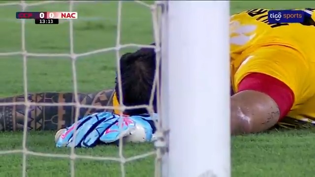 🦵¡PIERNA SALVADORA! Santiago 'Kili' Rojas le sacó el primer grito de gol a Cristhian Paredes. 📺Tigo Sports ▶️Viví el #AperturaAPF2026 por