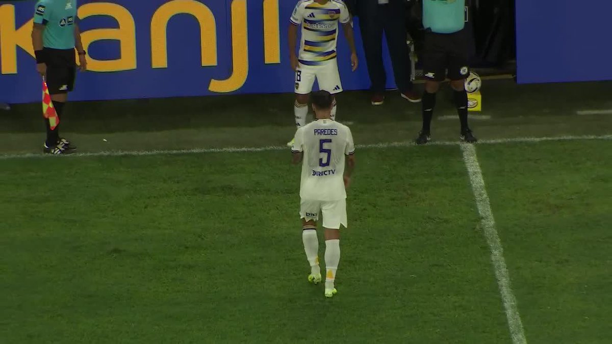 ❌Así salía Leandro #Paredes, lesionado de su tobillo derecho.