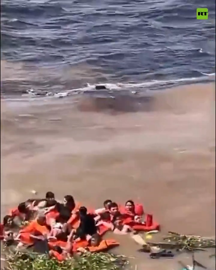 🚤Lancha repleta de gente se hunde en la Amazonía brasileña Al menos dos personas perdieron la vida y otras siete desaparecieron tras hundirse la tarde del viernes una lancha rápida repleta de gente cerca de Manaos, en la Amazonía brasileña.