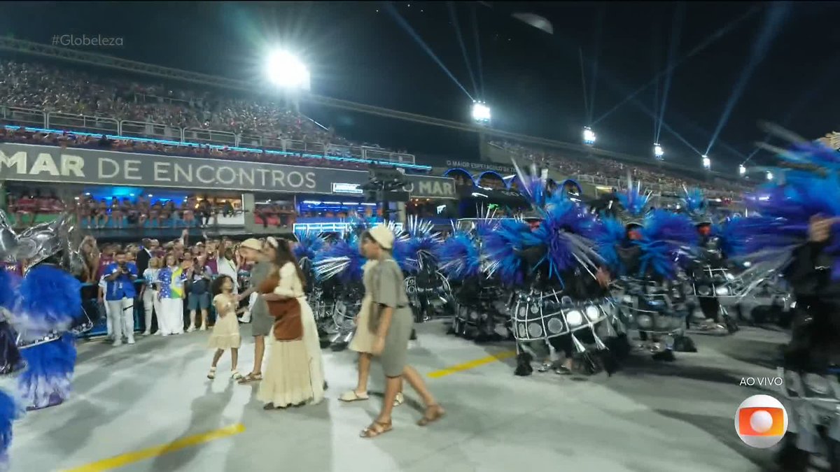 Dira Paes lindíssima vestida de Dona Lindu no desfile da Acadêmicos de Niterói! 💙🤍 #Globeleza