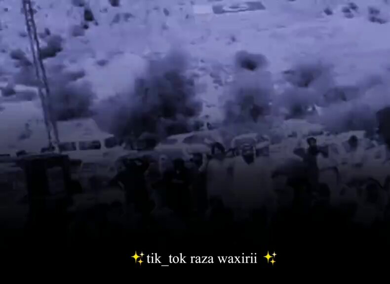 کینیڈا میں ایک بلوچ قوم پرست خاتون قتل ہوئیں۔ جب میت بلوچستان لائی گئی تو پوری قوم استقبال کو نکلی۔ ڈیوٹی پر موجود ایک پولیس افسر نے اجازت نہ ہونے کے باوجود جنازے کو سلوٹ کیا، جس پر اسے نوکری سے نکال دیا گیا۔ رزق اللہ کے ہاتھ میں ہے، جرنیل اور وزیر کچھ نہیں دیتے—غیرت سے جینا سیکھو ۔ منظور پشتین