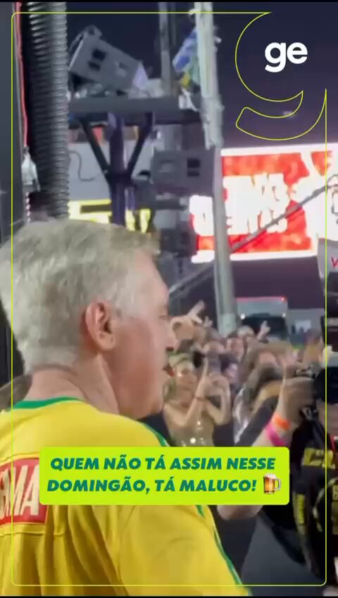 Ancelotti enjoying a beer during carnaval &amp; greeting Ronaldo 😂🍺