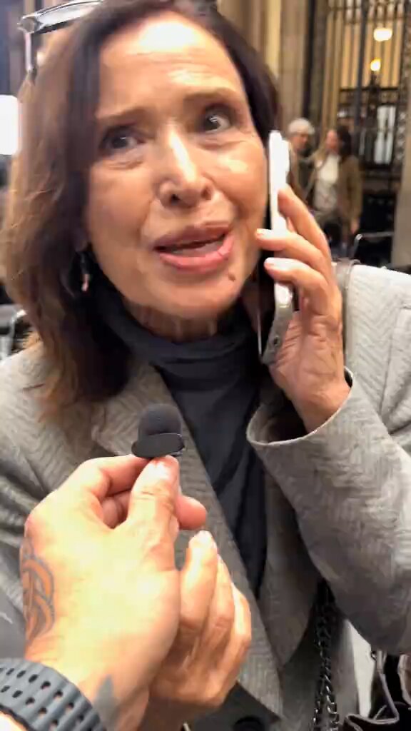 Ya que la banda de la mollera sumida anda tan enojada con Salma Hayek, creo pertinente subir este video de otra grande del cine mexicano, para que pujen más. Doña María Rojo expresándose bien de nuestra presidenta.
