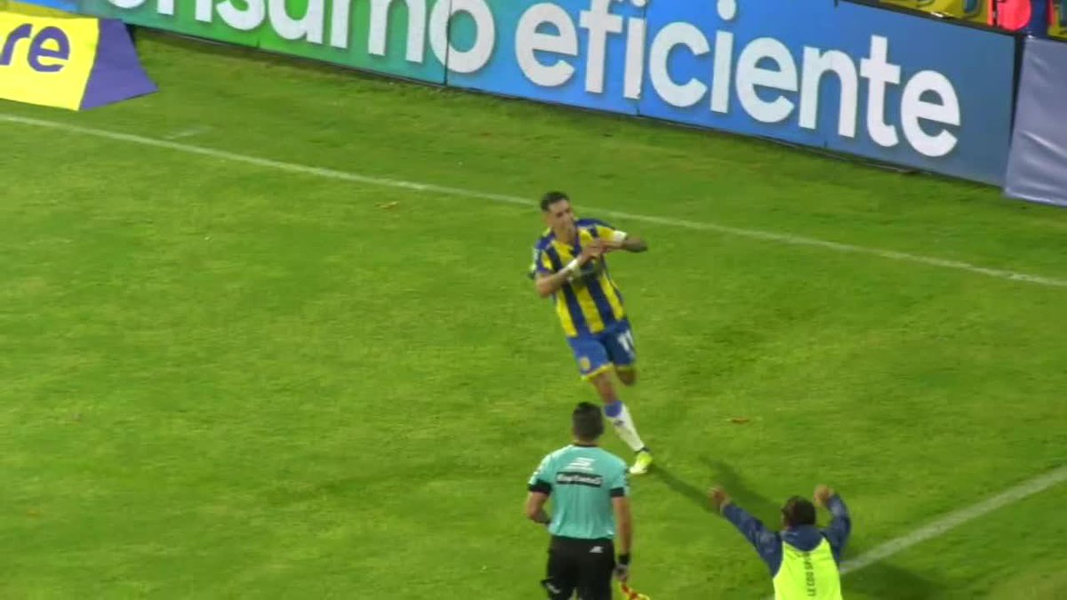 ¡¡GOLAZO PARA FESTEJAR SU CUMPLEAÑOS!! Un día después de cumplir 38, Di María la PICÓ ante la salida de Miño y anotó el 2-0 de Rosario Central ante Barracas.