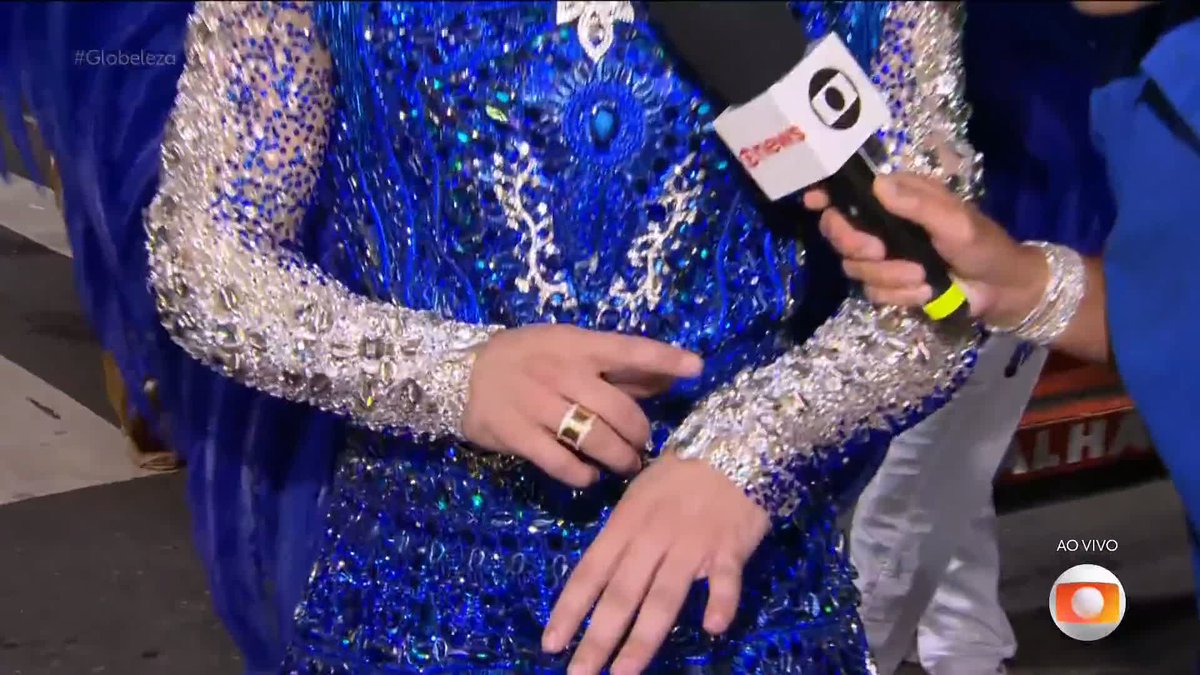 DIVA! Adriane Galisteu ao vivo na TV Globo pra entrada da Portela na Sapucaí.