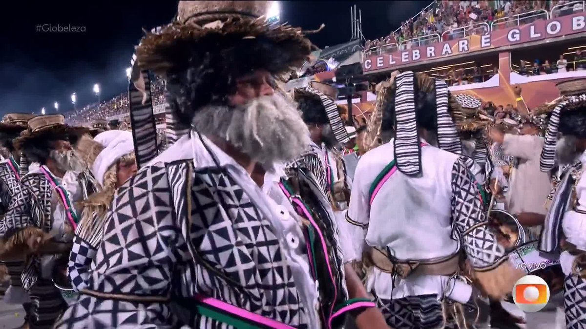 5 HORAS DA MANHÃ E A SAPUCAÍ CANTANDO A PLENOS PULMÕES O SAMBA-ENREDO DA MANGUEIRA 😭