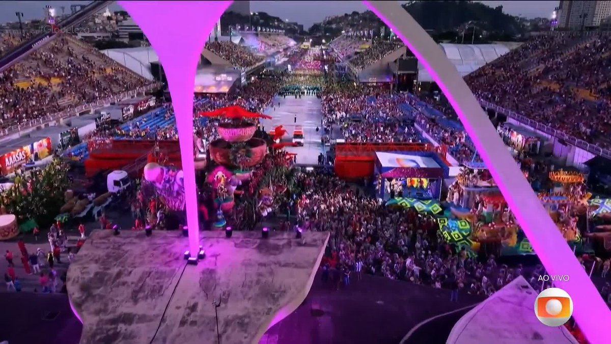 Mangueira encerando o desfile com 79 minutos. "QUE FESTA, MEU... OLHA O JACARÉ TÁ COMEMORANDO!!!! IIIH!!! JACARÉ, TU GOSTOU DO DESFILE??? Jacaré não tem nada a declarar." (Milton Cunha) #Globeleza