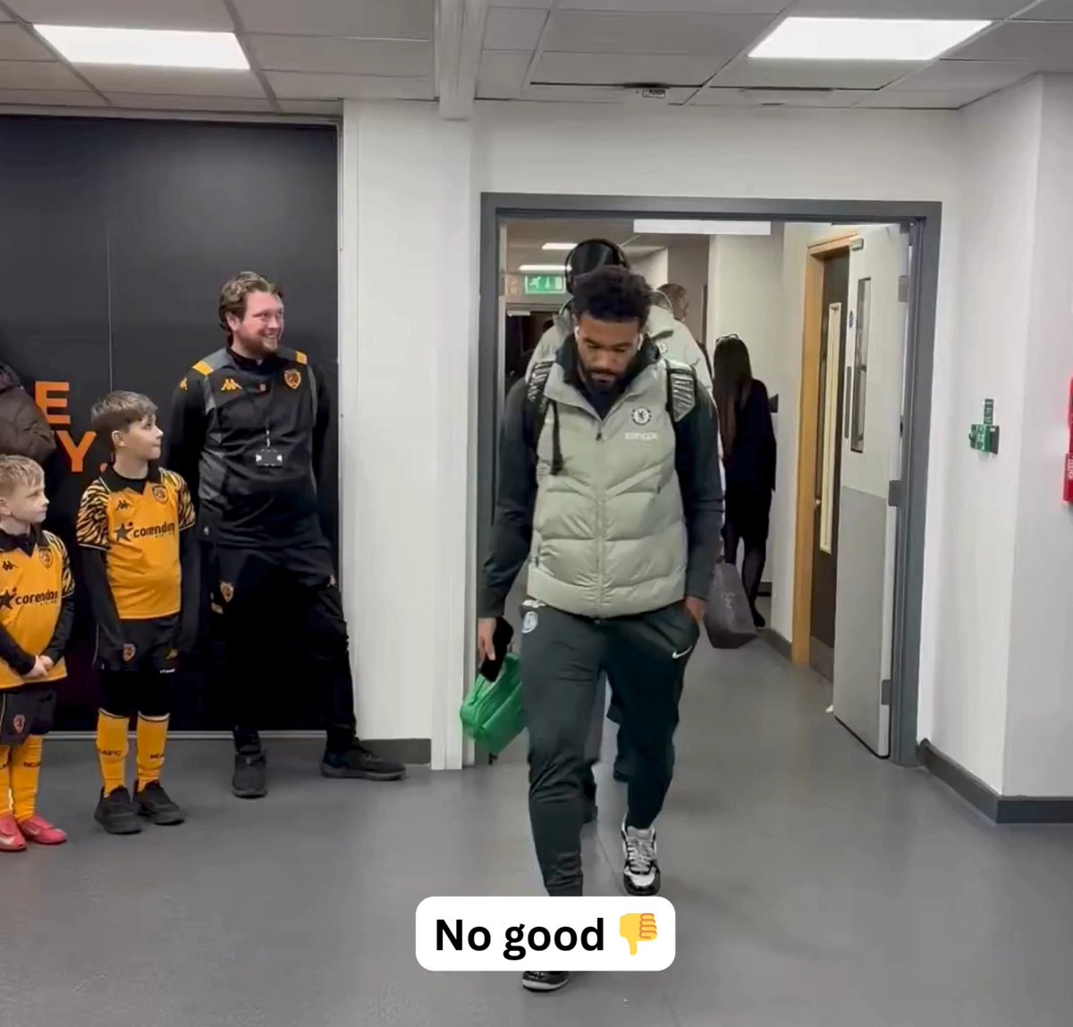 What you do before kick-off says everything 👀 First clip: Chelsea players arriving at Hull, walking past the Wolves mascots lined up to greet them. Don’t get me wrong… I understand focus, and have been in dressing rooms where you’re locked in. But these are kids who’ve probably counted down the days for that moment. A smile, a quick high five, a simple “how you doing?” It genuinely takes seconds 🤷♂️ Then the next clip: José Mourinho going down the line before a game, high-fiving mascots from both teams. It’s not a big performance, it’s basic respect. Those kids and their families are the foundation of the sport - they’re the ones buying the shirts, travelling home and away, saving up for those matchday experiences. Because long after the final whistle, it’s these gestures that people remember!! Not a good look for Chelsea 🫣