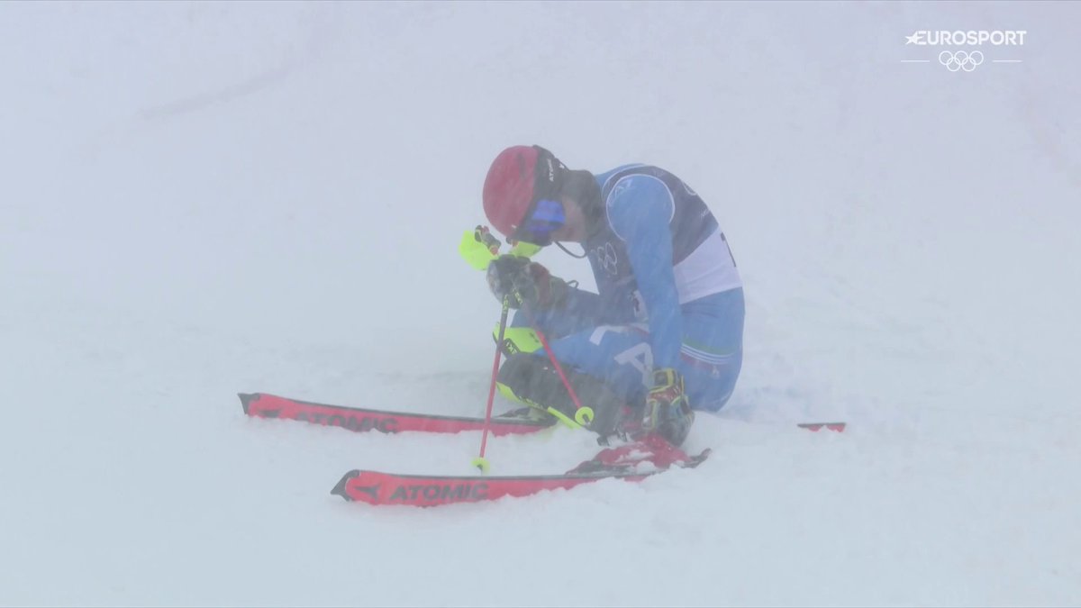 VINATZER ATTACCA, MA INFORCA L'avventura dell'azzurro ai Giochi si chiude con la prima manche dello slalom Sotto una fitta nevicata, l'altoatesino scende a tutta per attaccare, ma sbaglia già alla sesta porta; si rimette in piedi, continua a spingere, ma alla fine inforca