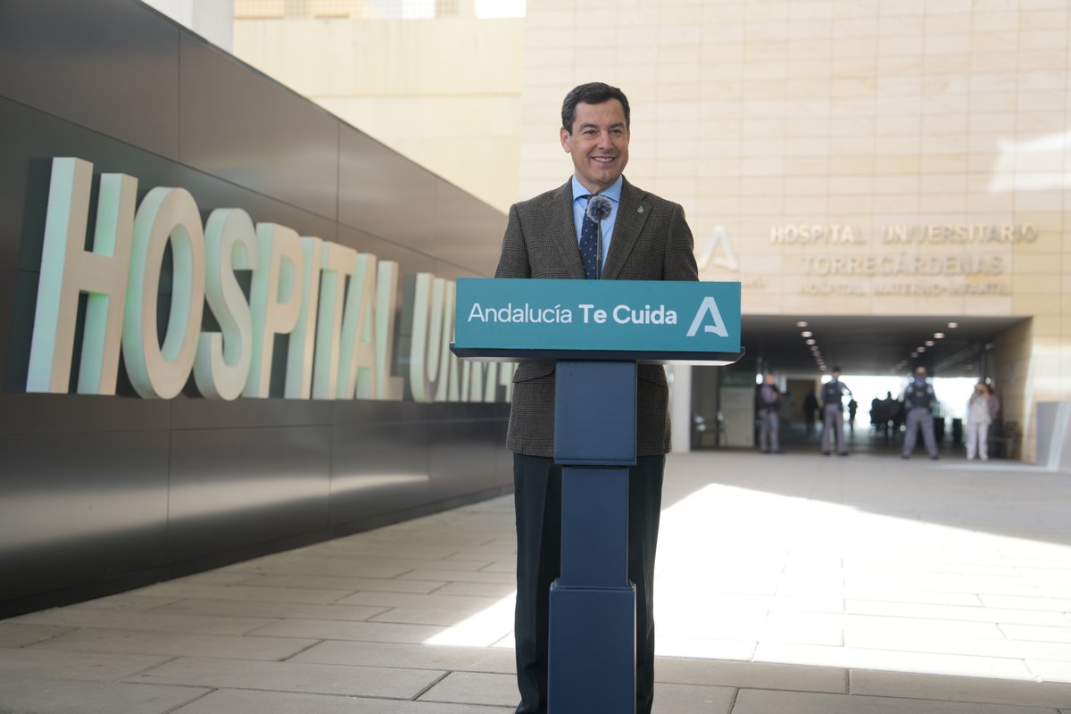 Pedimos a la ministra de Sanidad un esfuerzo decidido para sentarse a negociar hasta que llegue a un acuerdo con los médicos. La huelga que comienza hoy tendrá de nuevo un fuerte impacto en las citas y no sería positivo que se alargue en el tiempo.