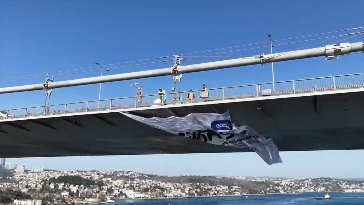İstanbul'da tarihi bir an. Avrupa Bisiklet Başkenti unvanımız vesilesiyle Fatih Sultan Mehmet Köprüsü’nde dalgalanan başarı bayrağımız, spora yaptığımız yatırımların ve bisiklet alanındaki çalışmalarımızın bir göstergesidir. Bisiklet şehri Konya’mıza ve ülkemize hayırlı olsun.