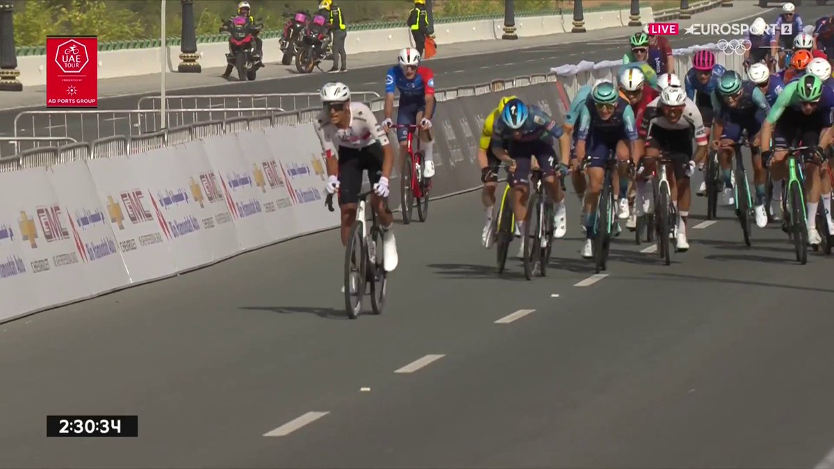 SALVAJADA ABSOLUTA. 🇲🇽 Isaac del Toro gana la primera etapa del UAE Tour con una arrancada bestial. 🚴‍♂️ Lo has visto en Eurosport.es y HBO Max España. #UAETour