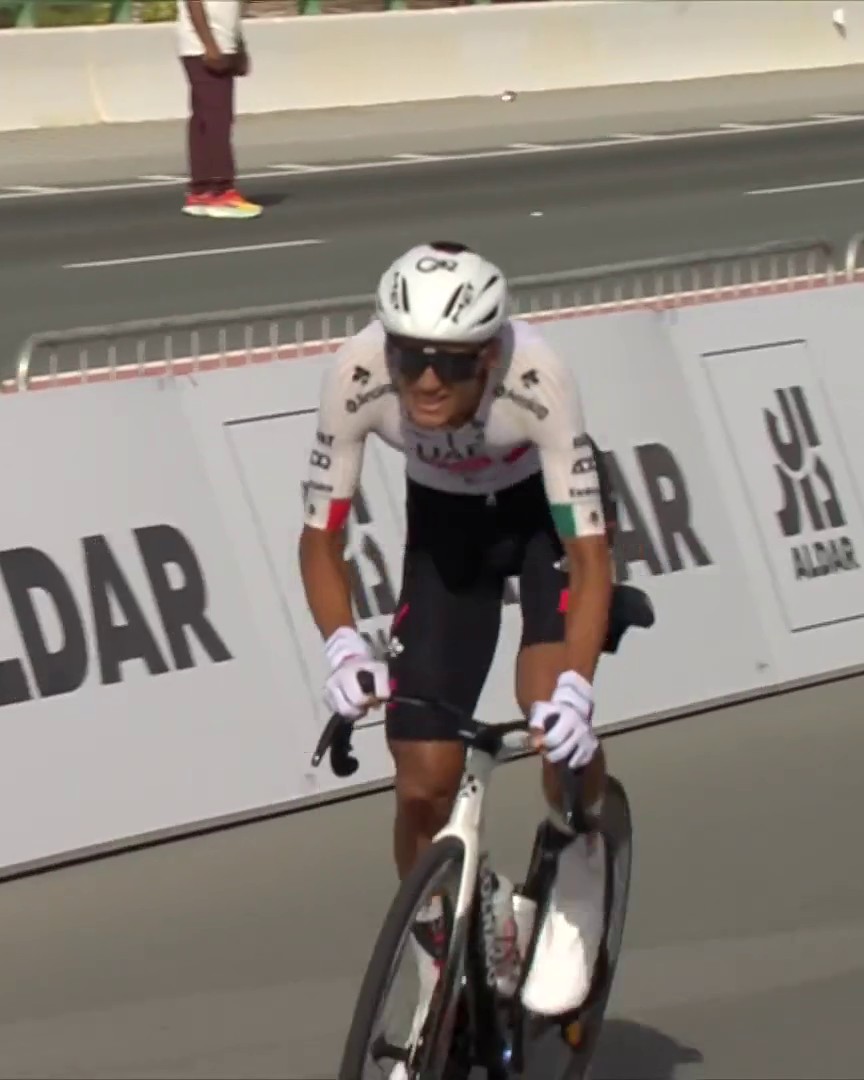 Del Toro, c'est (très) costaud ! Milan tombé dans le final, le Mexicain remporte au sprint la 1re étape de l'#UAETour ! #LesRP